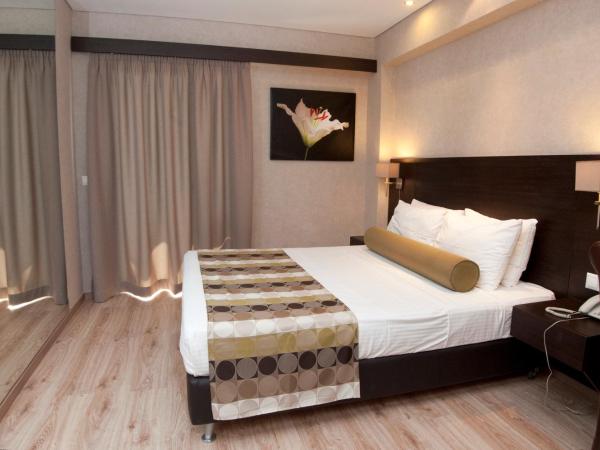 Nefeli Hotel Alimos : photo 7 de la chambre hébergement double exécutif - vue partielle sur mer