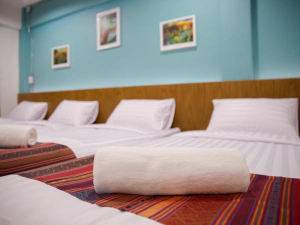 Suree House : photo 8 de la chambre chambre quadruple avec salle de bains commune