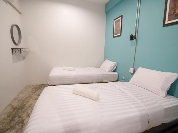 Suree House : photo 3 de la chambre chambre lits jumeaux avec salle de bains commune