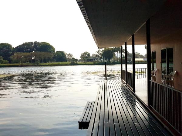 Tamarind Guesthouse : photo 2 de la chambre raft double or twin room with air-conditioner and tv