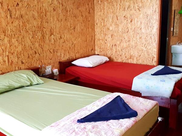 Tamarind Guesthouse : photo 3 de la chambre raft double or twin room with air-conditioner and tv