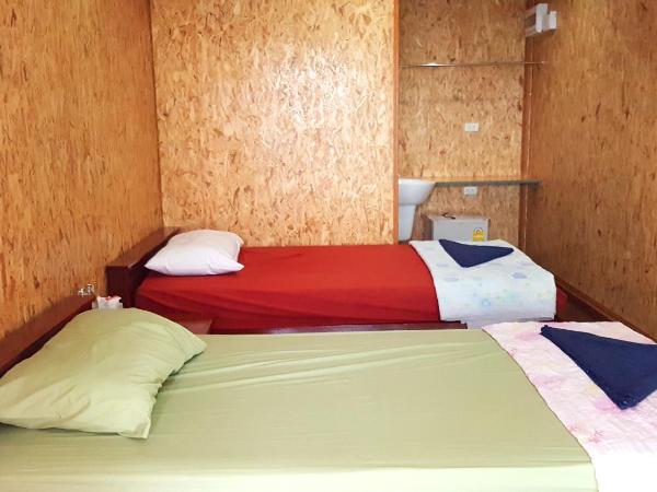 Tamarind Guesthouse : photo 4 de la chambre raft double or twin room with air-conditioner and tv