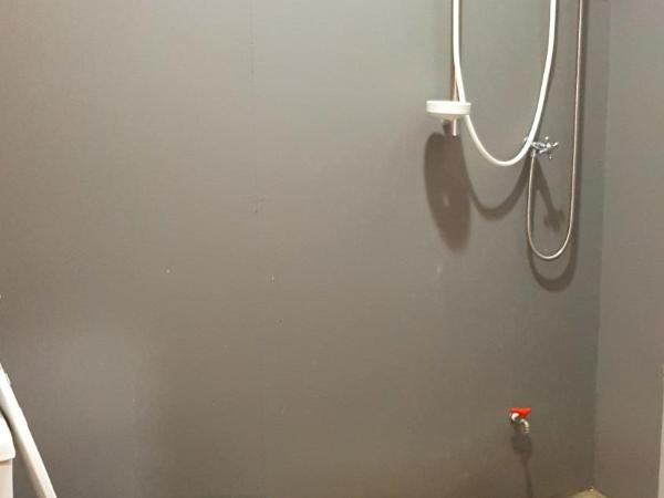 Tamarind Guesthouse : photo 6 de la chambre raft double or twin room with air-conditioner and tv