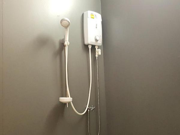 Tamarind Guesthouse : photo 7 de la chambre raft double or twin room with air-conditioner and tv