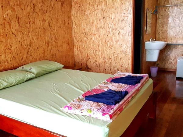 Tamarind Guesthouse : photo 9 de la chambre raft double or twin room with air-conditioner and tv