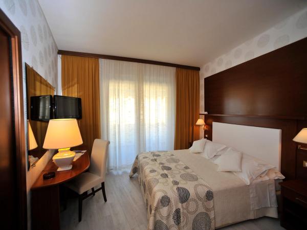 Hotel Corallo : photo 4 de la chambre chambre familiale - vue latérale sur mer