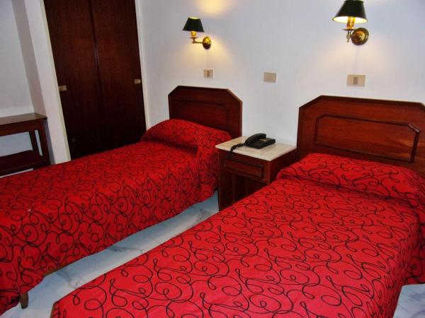 Hotel Tres Sargentos : photo 2 de la chambre chambre double ou lits jumeaux