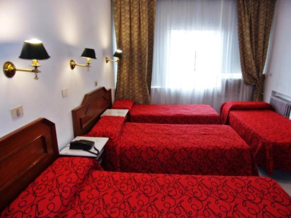 Hotel Tres Sargentos : photo 1 de la chambre chambre quadruple