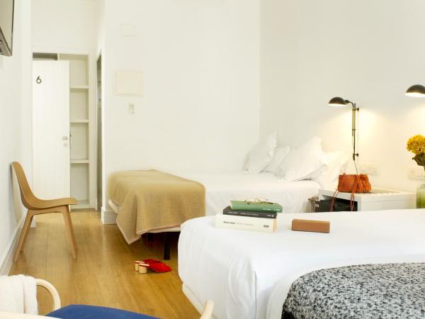 Som Nit Born : photo 7 de la chambre chambre familiale avec balcon