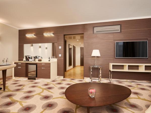 HYPERION Hotel Berlin : photo 3 de la chambre suite dans tour avec accès au salon exécutif