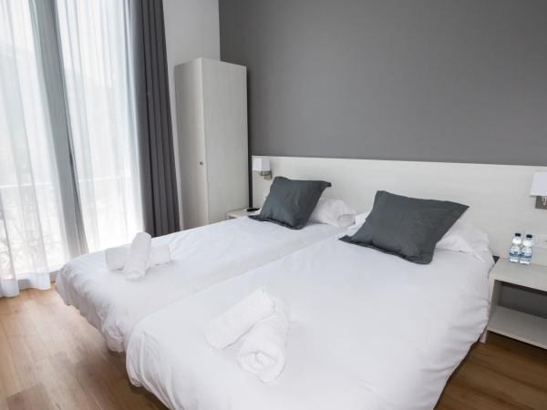 Hostalin Barcelona Gran Via : photo 9 de la chambre chambre double ou lits jumeaux avec balcon