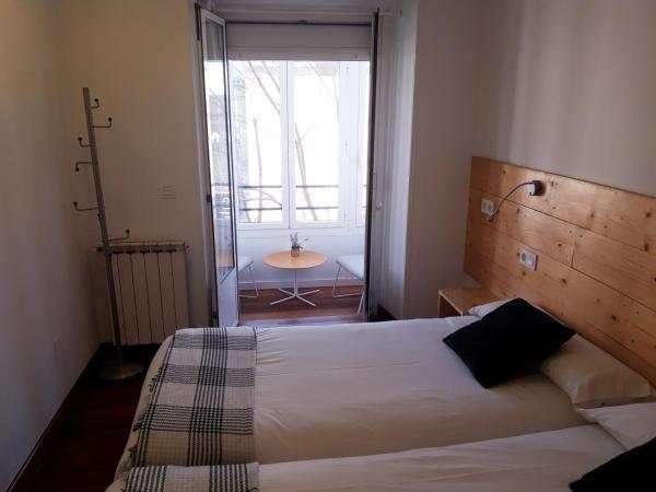 Pensión Urkia : photo 2 de la chambre chambre double ou lits jumeaux avec balcon