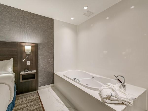 EST Hotel : photo 3 de la chambre suite lit king-size avec jacuzzi