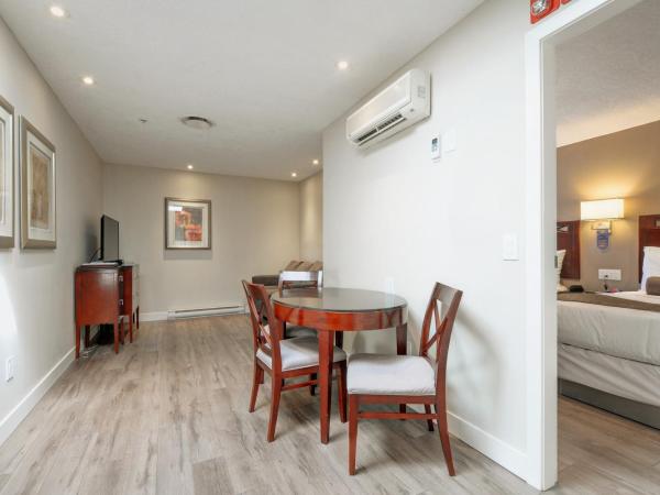 Red Lion Inn and Suites Victoria : photo 5 de la chambre suite 1 chambre avec 2 lits doubles et canapé-lit