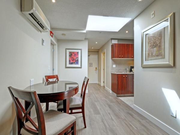 Red Lion Inn and Suites Victoria : photo 6 de la chambre suite 1 chambre avec 2 lits doubles et canapé-lit