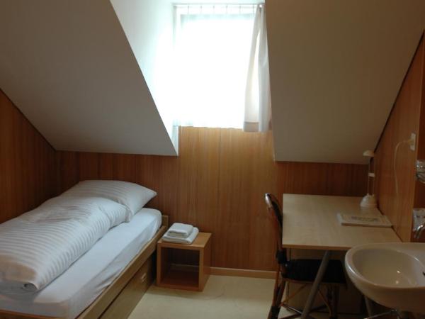 Hotel Weisses Kreuz : photo 2 de la chambre chambre simple avec salle de bains commune