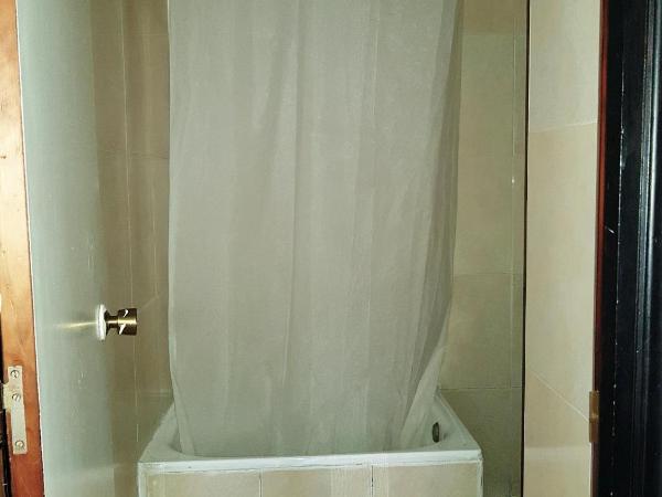 Hostal Lima : photo 2 de la chambre chambre quadruple avec balcon