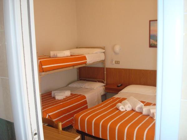 Hotel Amalfi : photo 2 de la chambre chambre quadruple