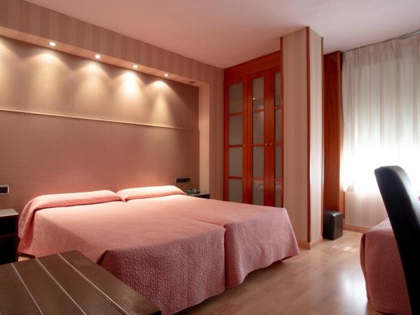 Hotel Villa de Barajas : photo 3 de la chambre chambre double ou lits jumeaux avec lit d'appoint