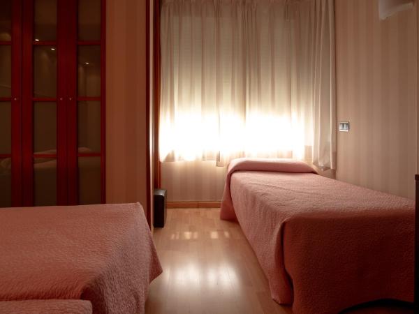 Hotel Villa de Barajas : photo 2 de la chambre chambre double ou lits jumeaux avec lit d'appoint
