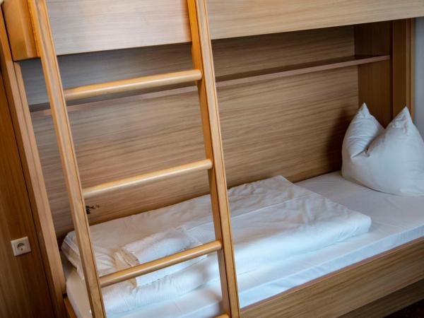 Ausbildungshotel St. Theresia : photo 4 de la chambre chambre familiale avec salle de bains privative