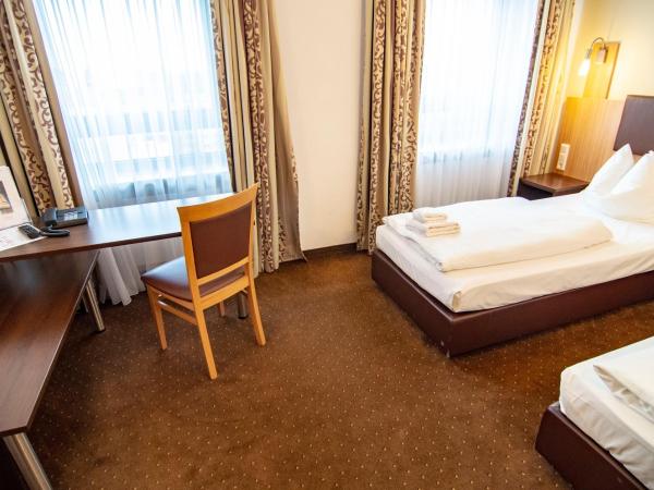 Ausbildungshotel St. Theresia : photo 3 de la chambre chambre double ou lits jumeaux avec salle de bains privative