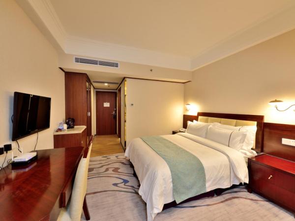 HaiJun Hotel -Free Canton Fair Shuttle Bus : photo 1 de la chambre chambre double standard - vue sur ville