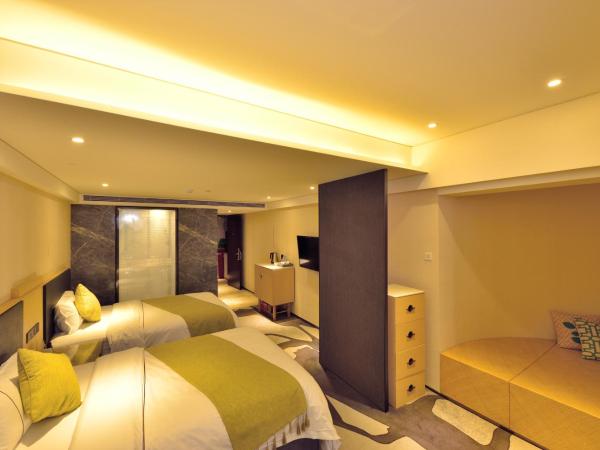 HaiJun Hotel -Free Canton Fair Shuttle Bus : photo 1 de la chambre chambre Élégance - vue sur rivière