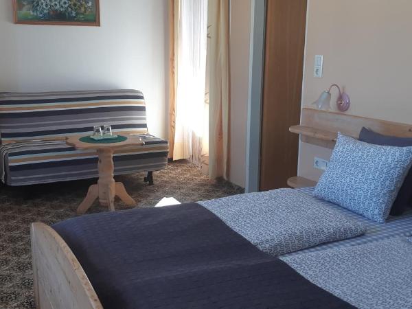 Haus Angelika - bed & breakfast - Innsbruck/Igls : photo 4 de la chambre chambre double confort avec balcon et parking