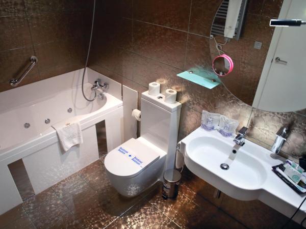 Casas Reais Boutique : photo 10 de la chambre chambre double mansardée (occupation simple) avec baignoire spa