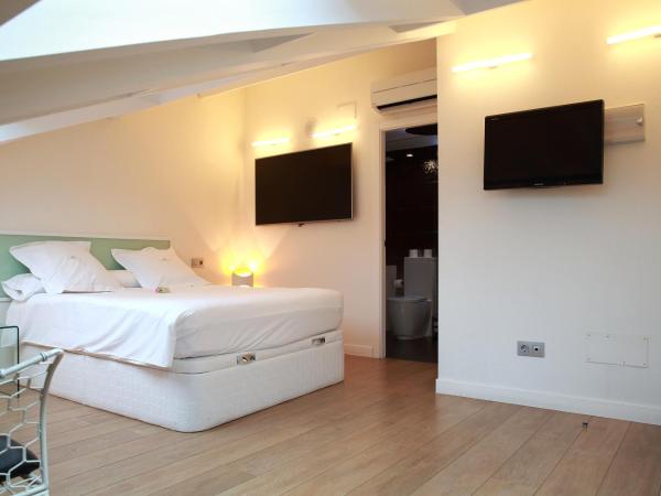 Casas Reais Boutique : photo 7 de la chambre chambre double mansardée avec baignoire spa