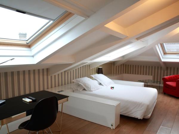 Casas Reais Boutique : photo 9 de la chambre chambre double mansardée avec baignoire spa