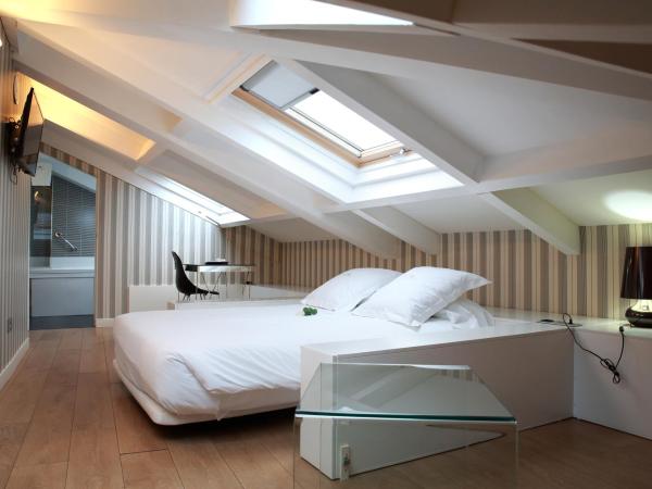 Casas Reais Boutique : photo 8 de la chambre chambre double mansardée avec baignoire spa