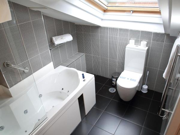 Casas Reais Boutique : photo 9 de la chambre chambre double mansardée (occupation simple) avec baignoire spa