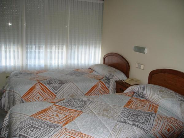 Hostal Roma : photo 2 de la chambre hébergement quadruple - 2 chambres communicantes