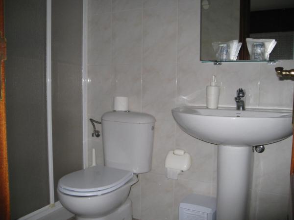 Hostal Roma : photo 7 de la chambre hébergement quadruple - 2 chambres communicantes