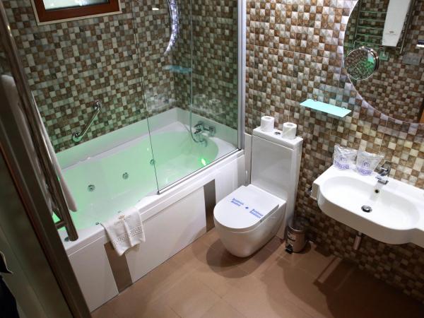 Casas Reais Boutique : photo 8 de la chambre chambre de luxe double ou lits jumeaux avec baignoire spa