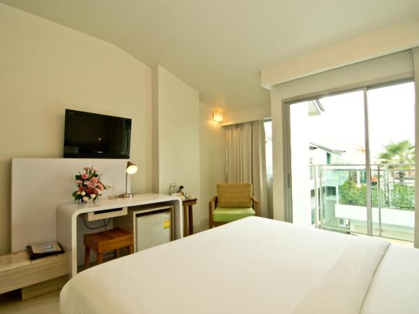 Sunshine Hotel & Residences : photo 3 de la chambre chambre double ou lits jumeaux deluxe - vue sur piscine