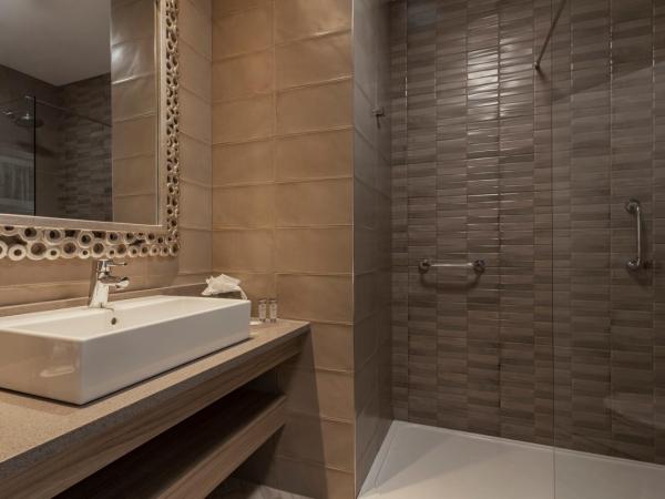 The Gleneagle Hotel & Apartments : photo 1 de la chambre chambre double avec balcon