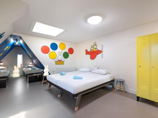 Stayokay Hostel Utrecht Centrum : photo 2 de la chambre chambre miffy avec salle de bains privative et billet pour le musée miffy