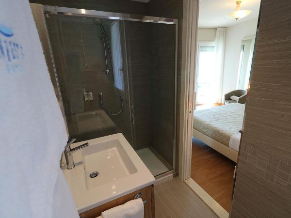 Majestic Beach Hotel & Wellness : photo 2 de la chambre chambre double ou lits jumeaux confort - vue latérale sur mer