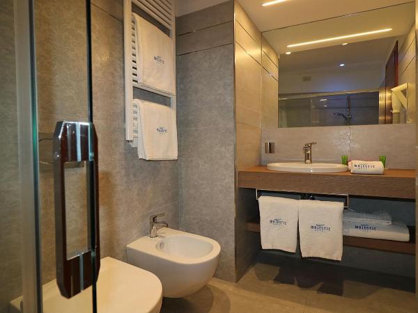 Majestic Beach Hotel & Wellness : photo 3 de la chambre chambre triple supérieure avec vue latérale sur la mer