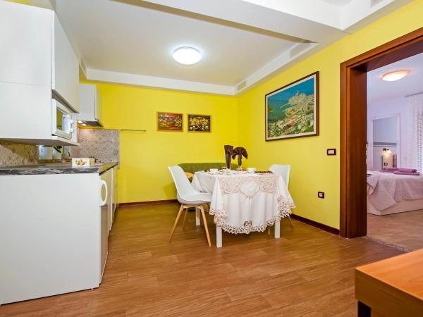 Apartments and Rooms Villa Dea ADULTS ONLY : photo 7 de la chambre appartement 1 chambre confort avec terrasse - vue sur jardin