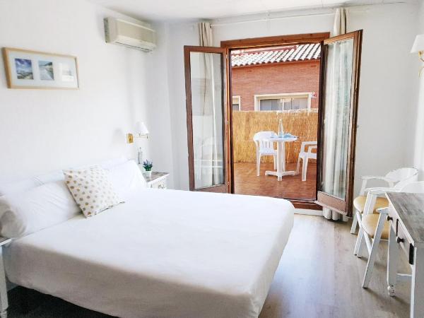 Hotel Mireia : photo 2 de la chambre chambre double ou lits jumeaux avec terrasse