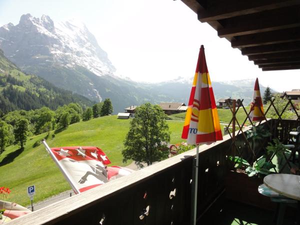 Hotel Blümlisalp : photo 2 de la chambre chambre double supérieure avec balcon et vue sur montagne eiger