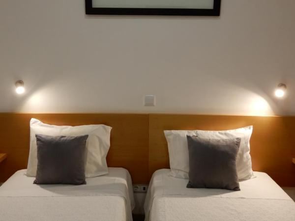 Guesthouse Coimbra City : photo 3 de la chambre chambre lits jumeaux avec salle de bains privative