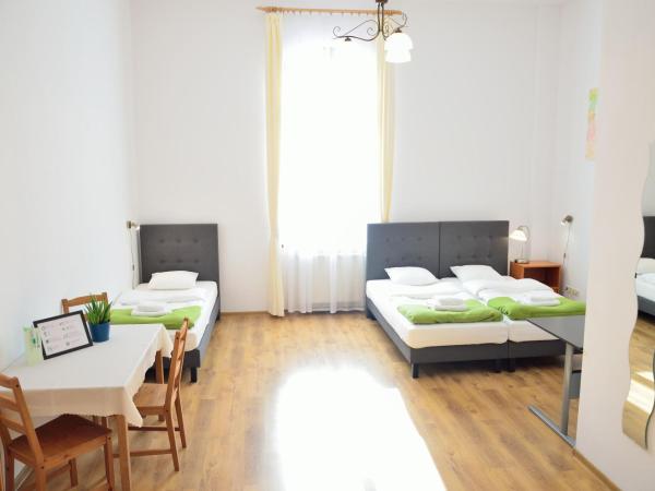 WenderEDU Business Center : photo 1 de la chambre chambre familiale avec vue sur rivière