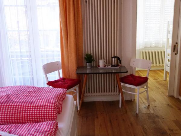 Adventure Guesthouse Interlaken : photo 9 de la chambre chambre familiale avec balcon