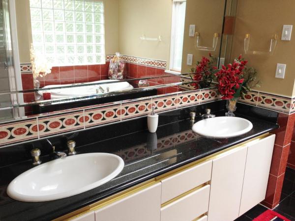 Harmony House : photo 4 de la chambre chambre lit king-size avec baignoire spa