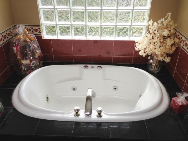 Harmony House : photo 5 de la chambre chambre lit king-size avec baignoire spa